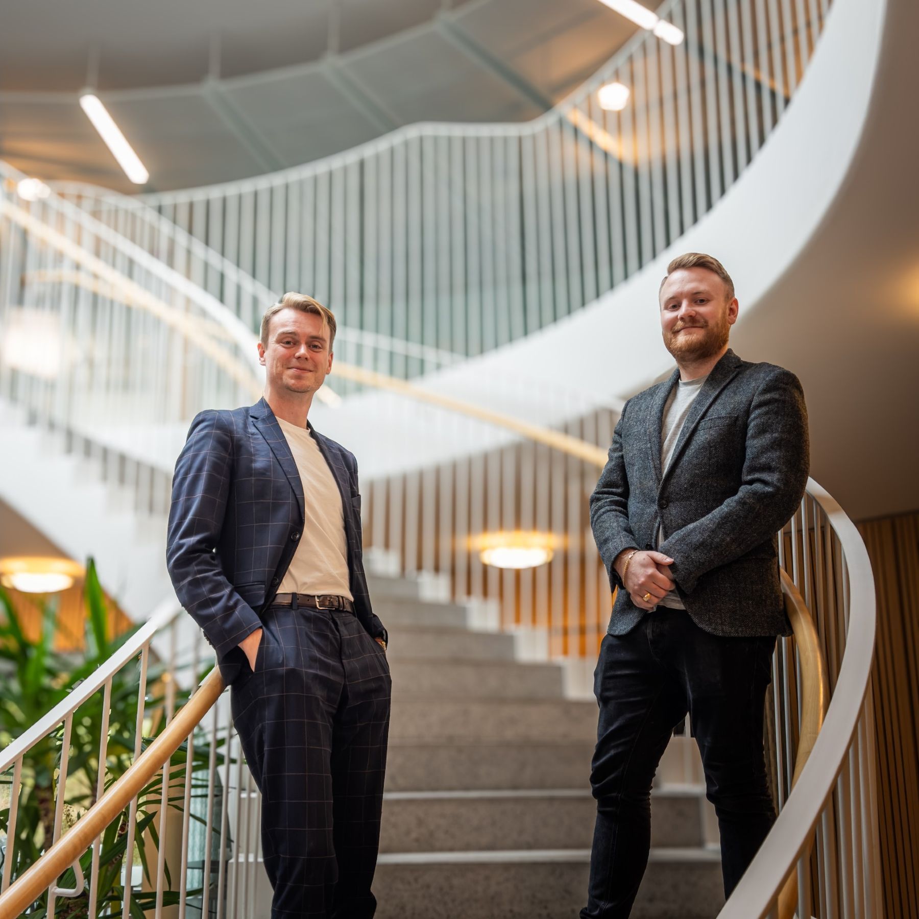 Grundarna Charles Dristig och Måns Hurtigh i en trappa
